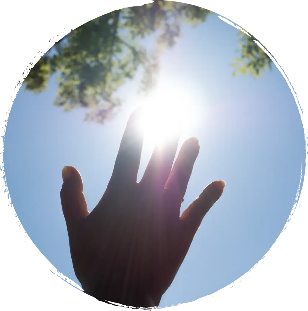 Hand streckt sich ins Sonnenlicht für Channeling und energetische Verbindung